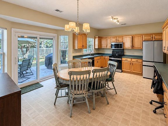 4th image of 386 Blackberry Ln.