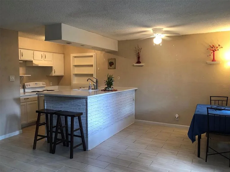 216 W G St — Photo 2