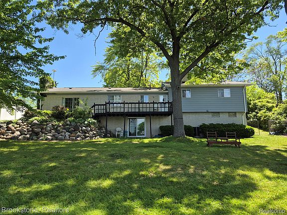 2nd image of 4295 Sashabaw Rd