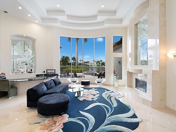 Home For Sale In Woodfield Country Club