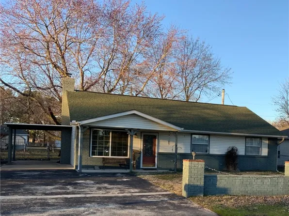 516 Arkansas St, Gentry, AR 72734