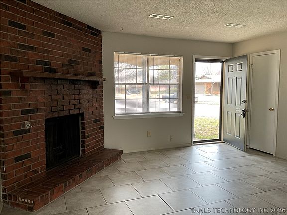 2nd image of 109 W Waco St