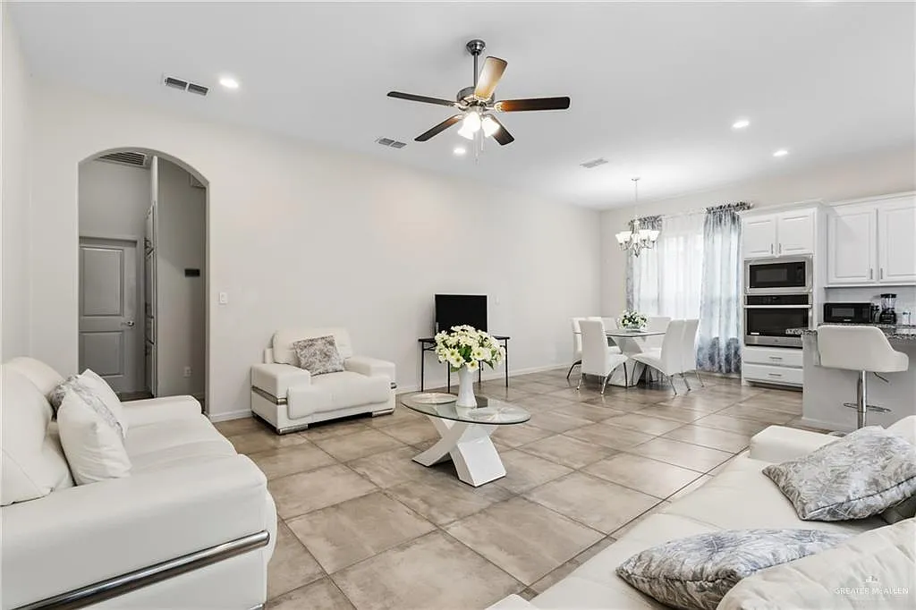 4 bed, 3.5 bath, 1832 sqft, $2,700 — Photo 2