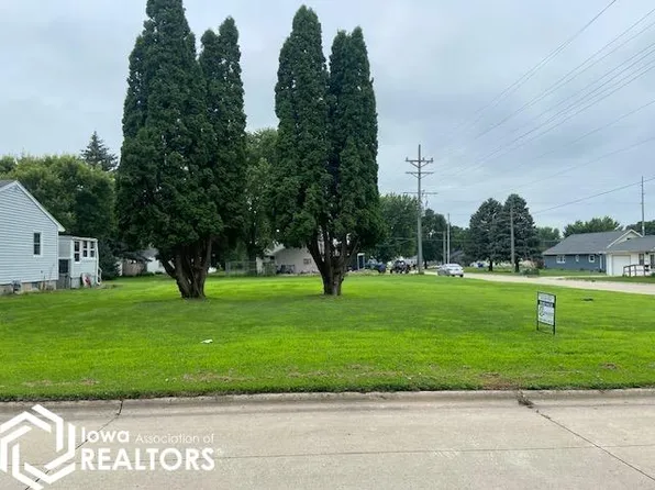 185 6th St SW, Britt, IA 50423