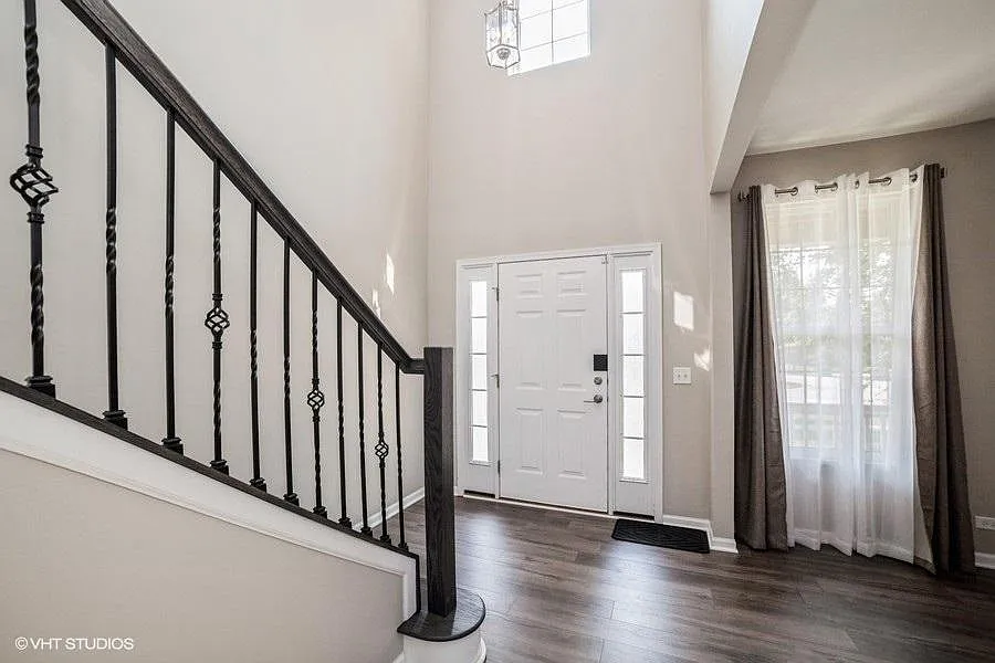 4 bed, 2.5 bath, 2420 sqft, $5,500 — Photo 2