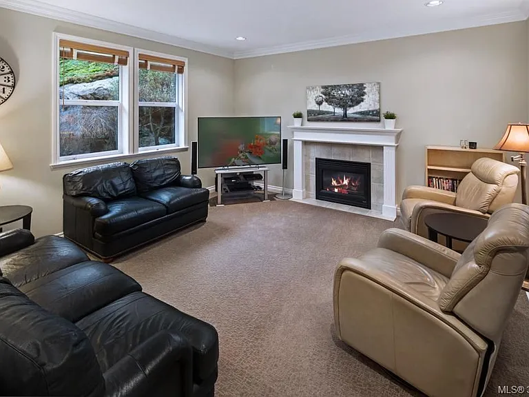749 Wesley Ct — Photo 6