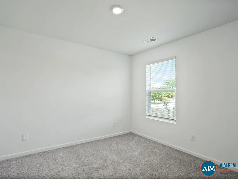 127 Auditorium Rd — Photo 40