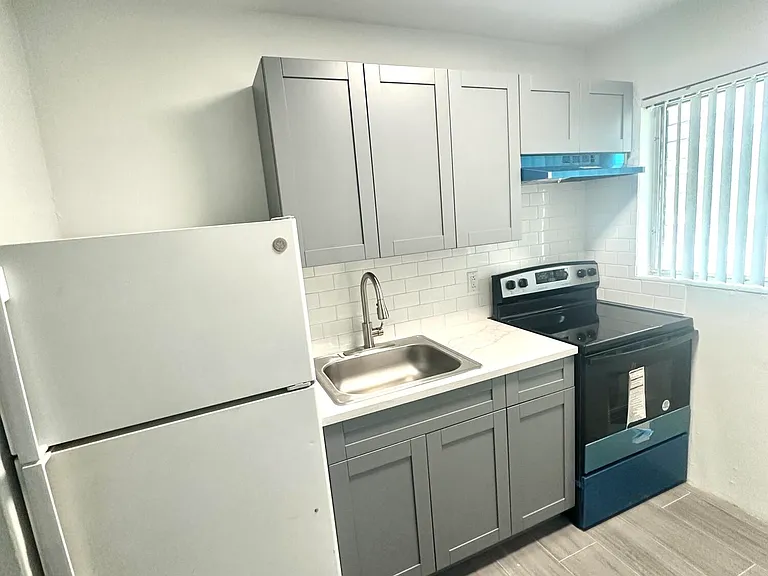 701 NW 15th Ter — Photo 11