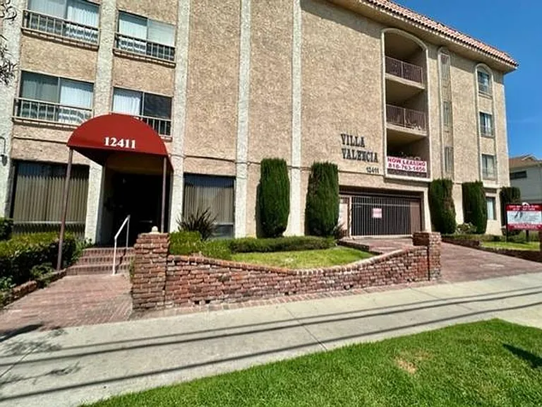 Villa Valencia Apartments — Photo 18