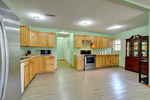 155 Reager St Photo 1