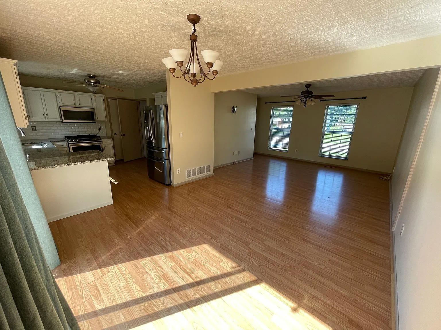 3 bed, 2.5 bath, 1296 sqft, $2,400 — Photo 4