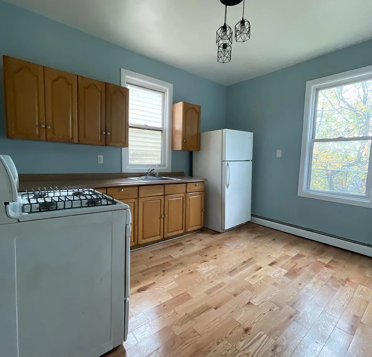 3 bed, 1100 sqft, $2,400 — Photo 1