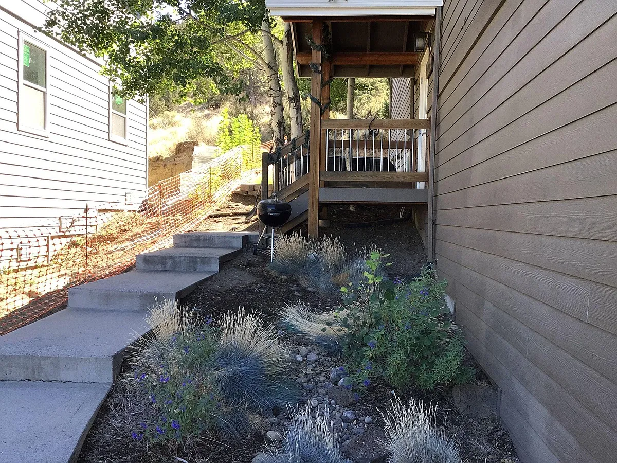 Building Photo - 1761 NE Lotus Dr #1
