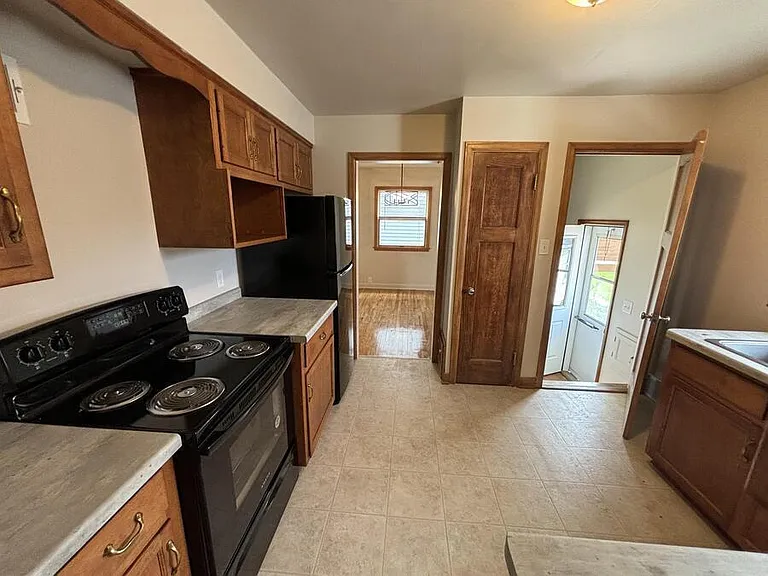 W63N399 Hillcrest Ave — Photo 3