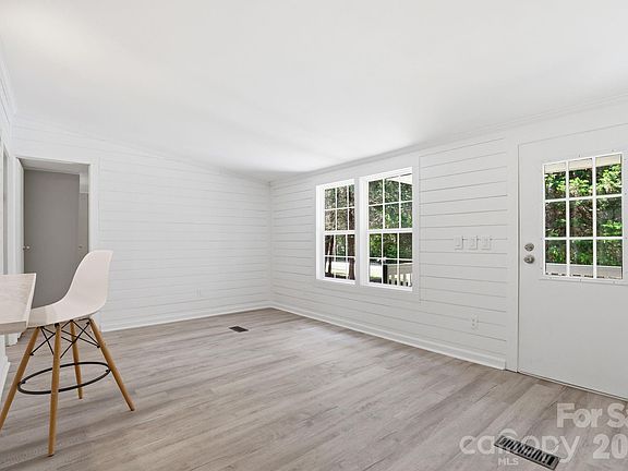 4th image of 136 Woodridge Ln