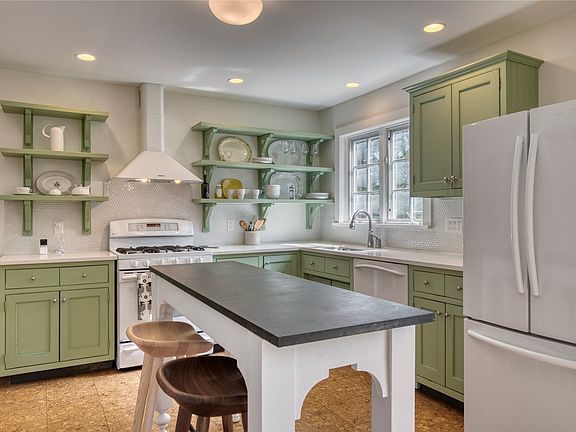 3rd image of 825 Village Ln