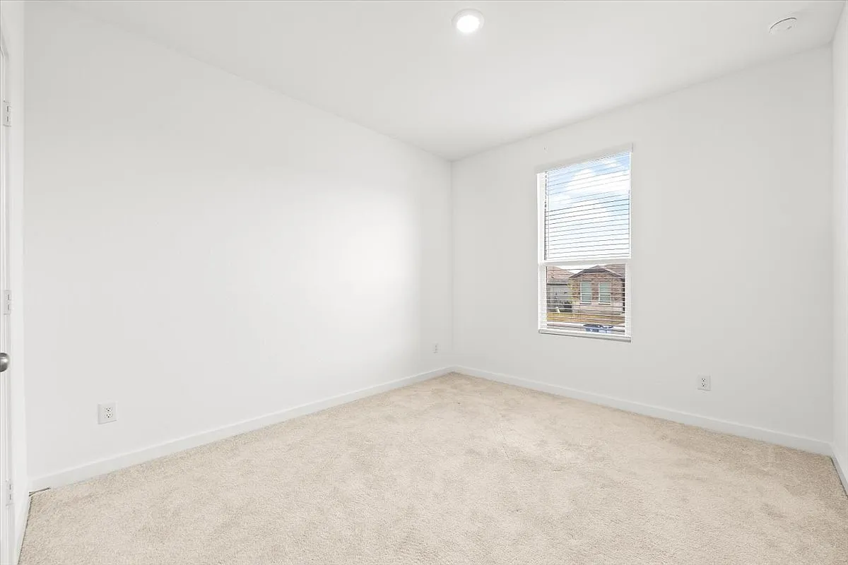 4 bed, 2378 sqft, $2,450 — Photo 3