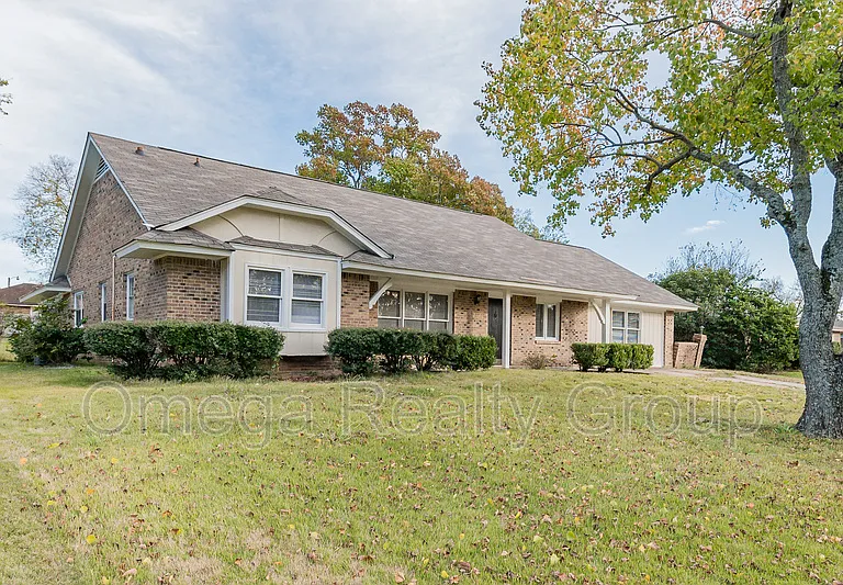 2061 Green Acres Dr — Photo 2