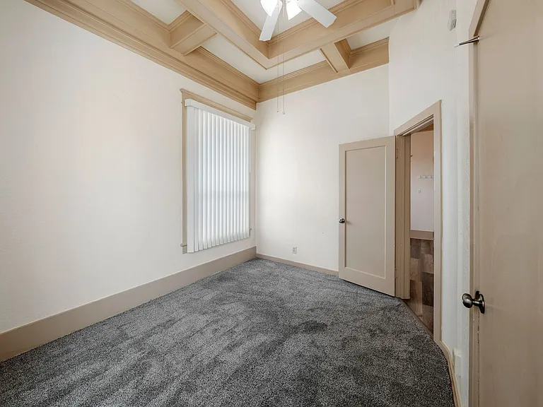 207 Chester Ave — Photo 13