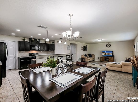 5th image of 819 Spello Cir