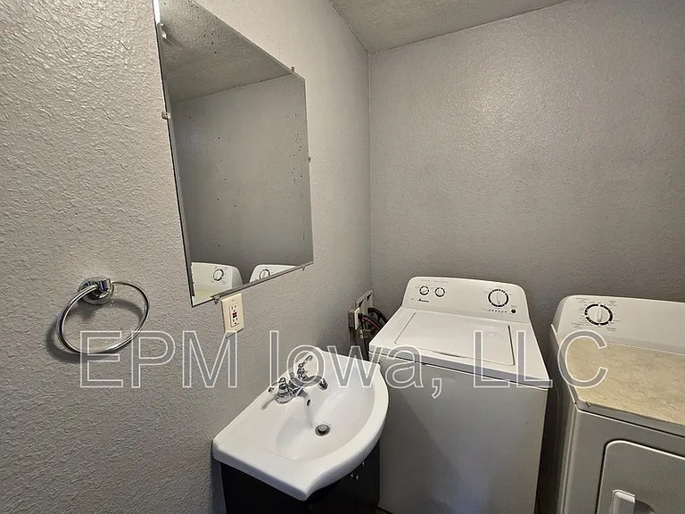609 1st St W #D — Photo 18