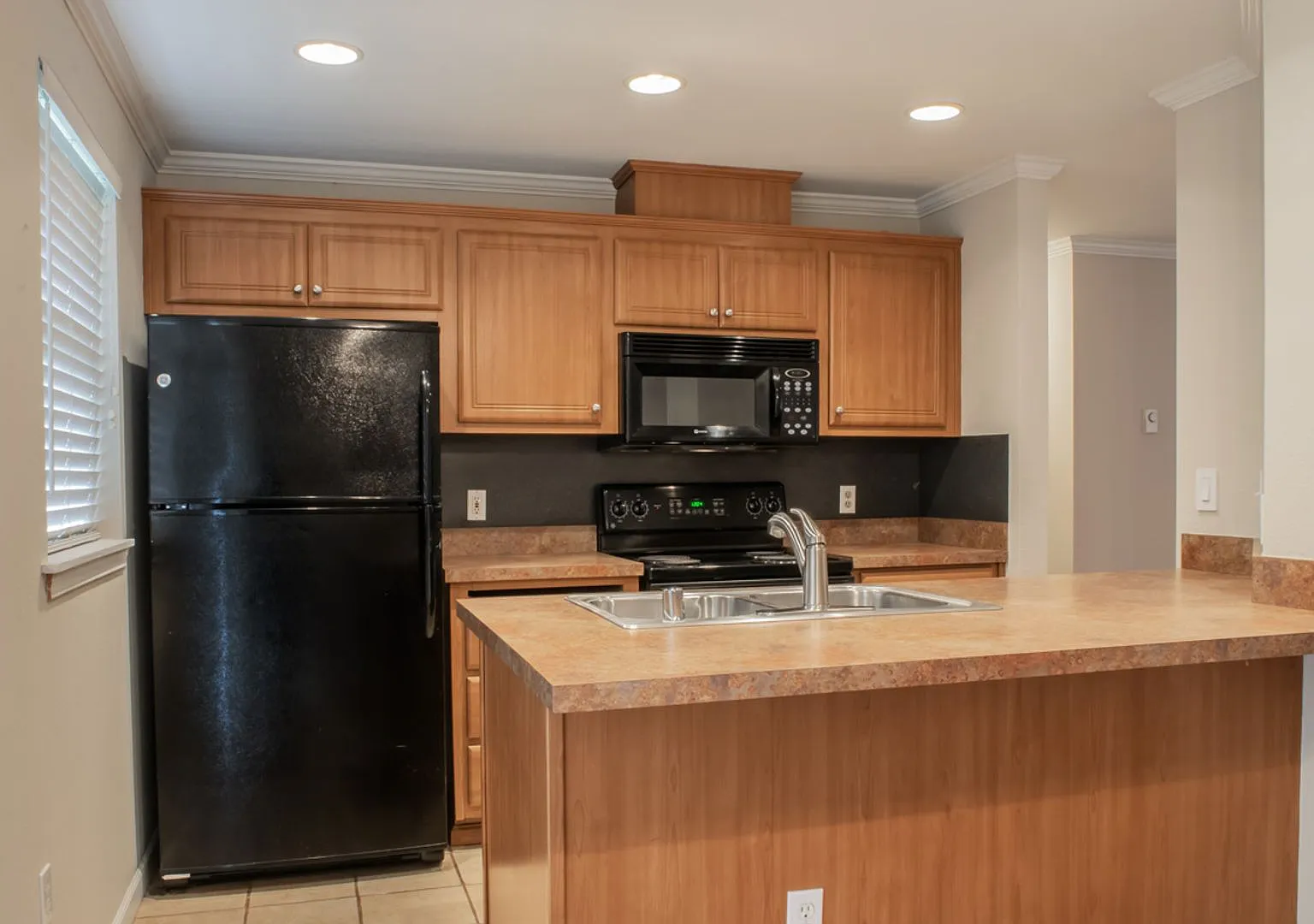**Move-In Special**3 bed 2 bath rambler w/ 2 car garage & fully fenced backyard! — Photo 2