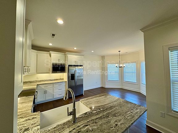 5th image of 1009 Grand Ave