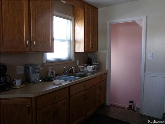 4th image of 627 Lincoln Ave