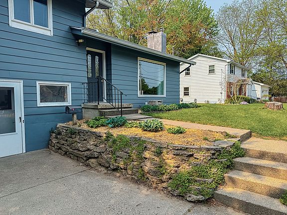 3rd image of 230 E Division St NE