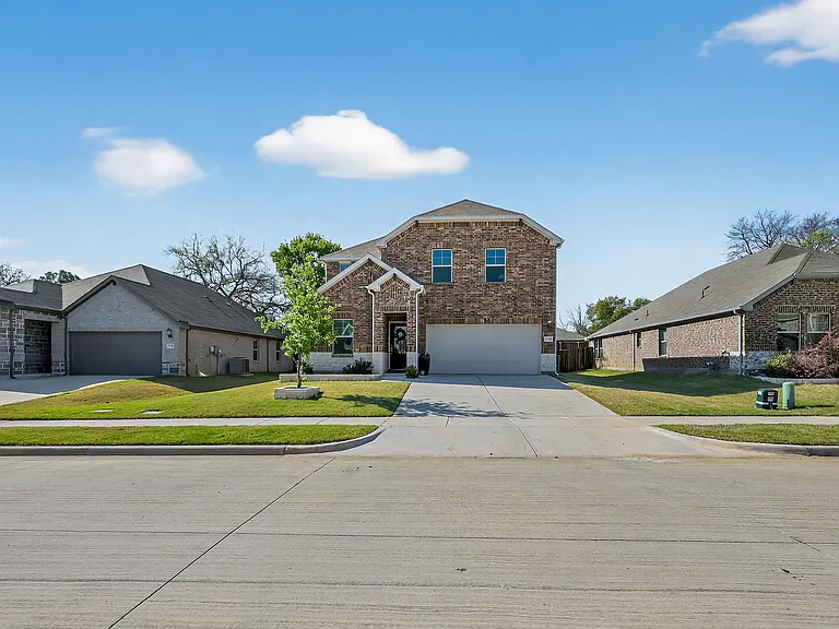 210 Briarwood Ln — Photo 3