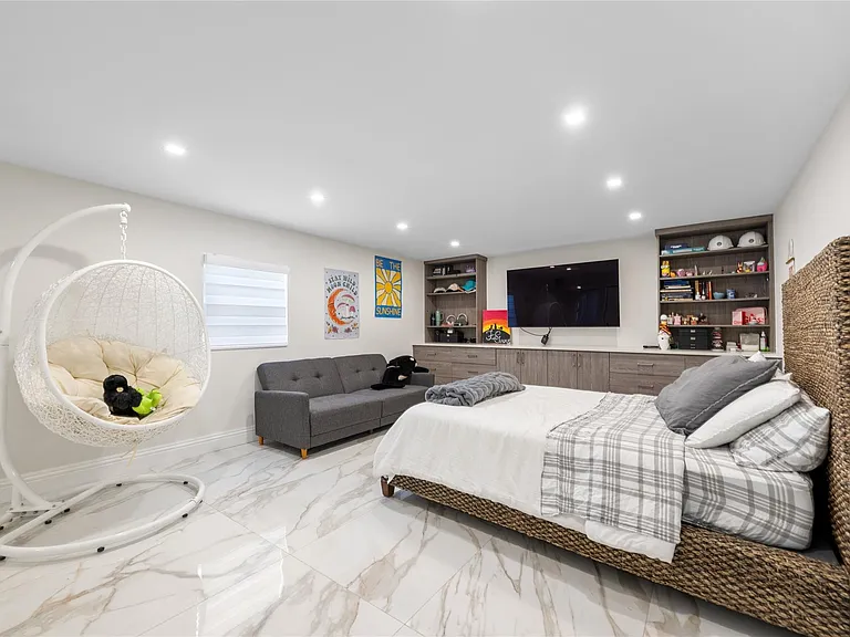 2307 N Riverside Dr — Photo 46