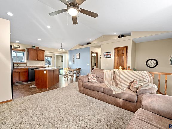 3rd image of 407 Tessa Ave