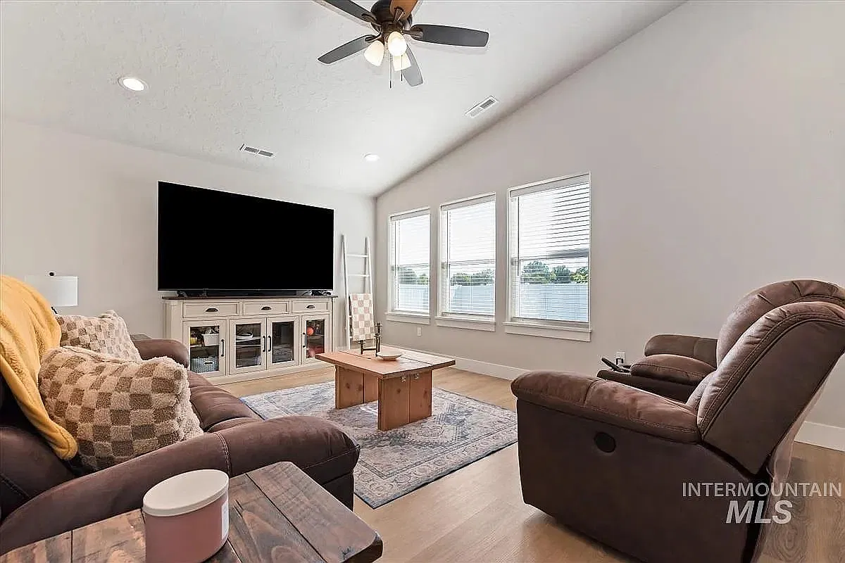 3 bed, 1623 sqft, $2,400 — Photo 4