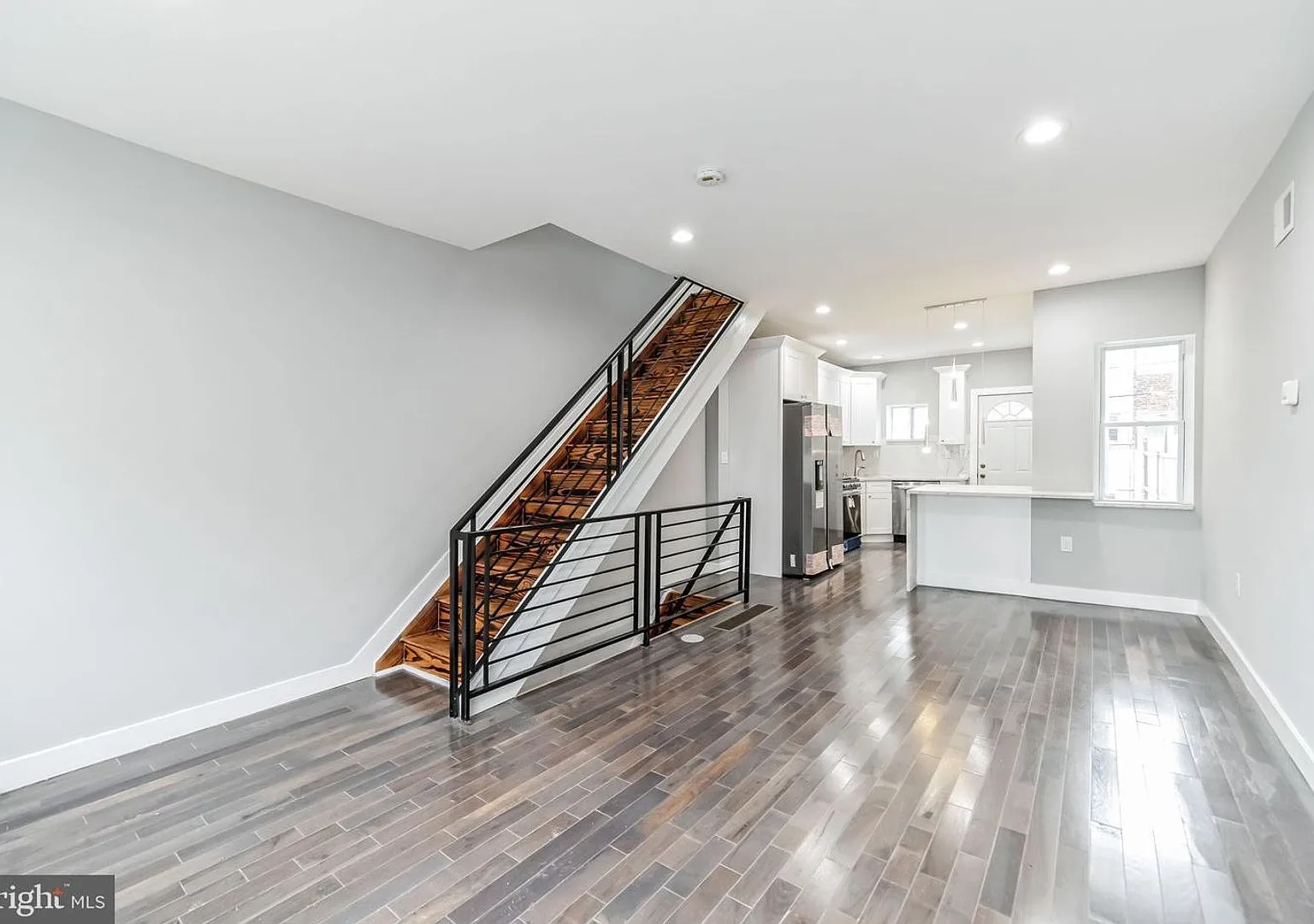 Excellent Port Richmond 3BR with Finished Basement & Patio — Photo 4