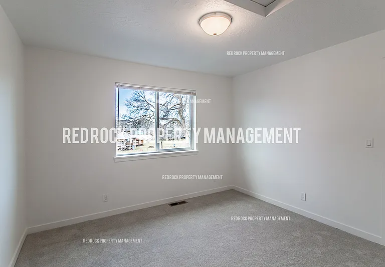 1118 N Davis Ln — Photo 2