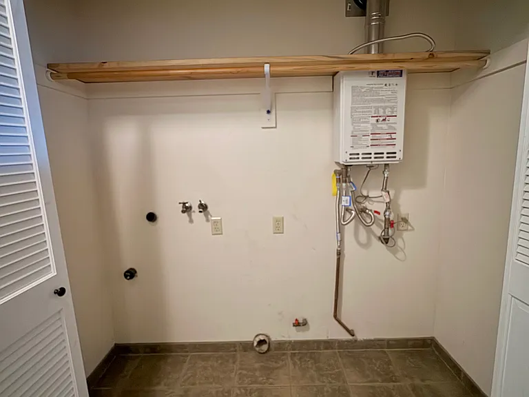 Laundry hookups (1st floor)