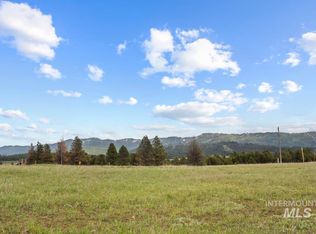 2 Garrett Ln, Cascade, ID 83611