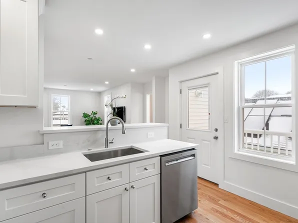 6 Lathrop St #3, Salem, MA 01970