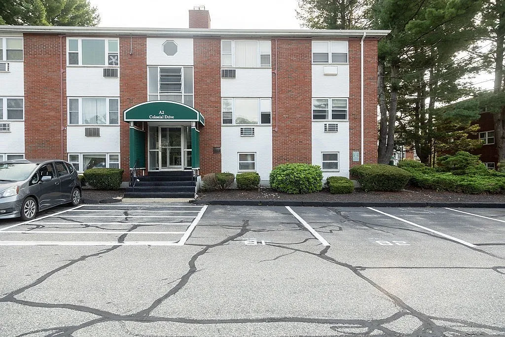 2 bed, 830 sqft, $2,300 — Photo 2