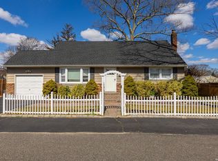 19 Yale St, Islip, NY 11751