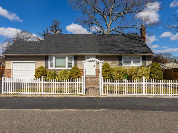 19 Yale Street, Islip, NY 11751