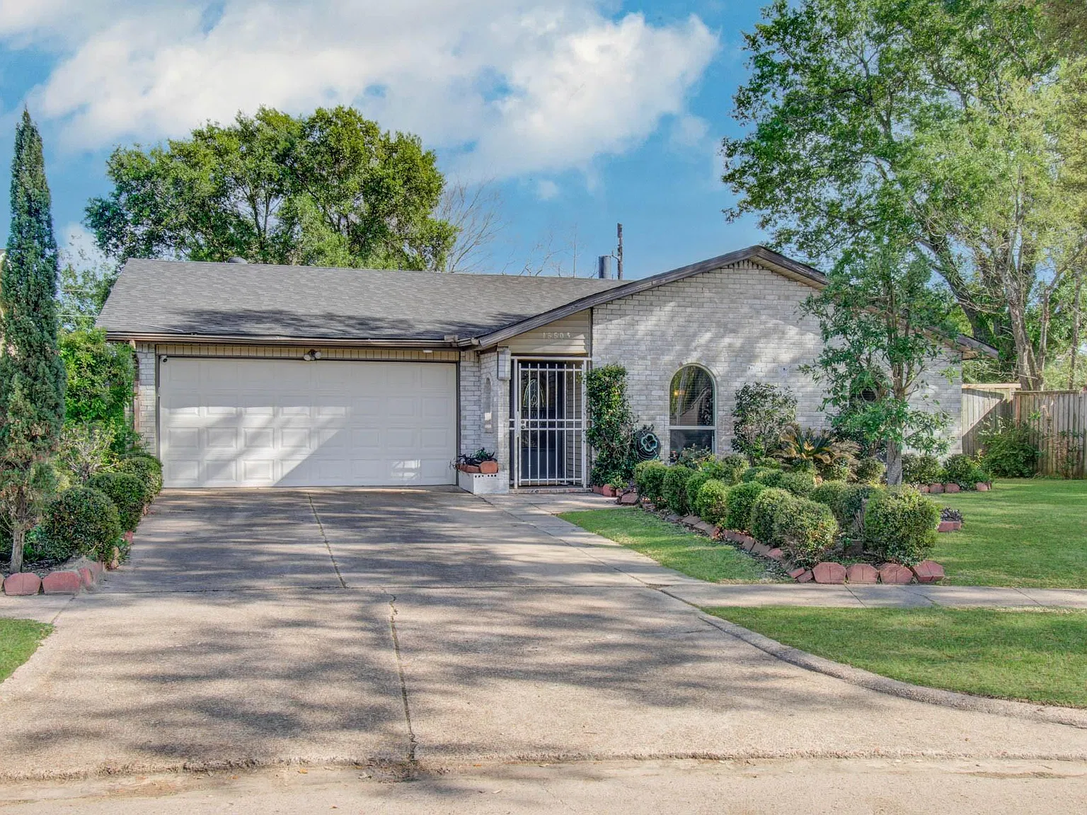 3 bed, 2.0 bath, 2052 sqft, $1,800 — Photo 1