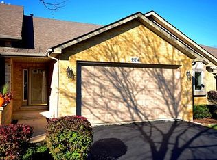 9S234 Clarenbrook Ct #12, Willowbrook, IL 60527