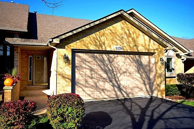9S234 Clarenbrook Ct #12 photo 1