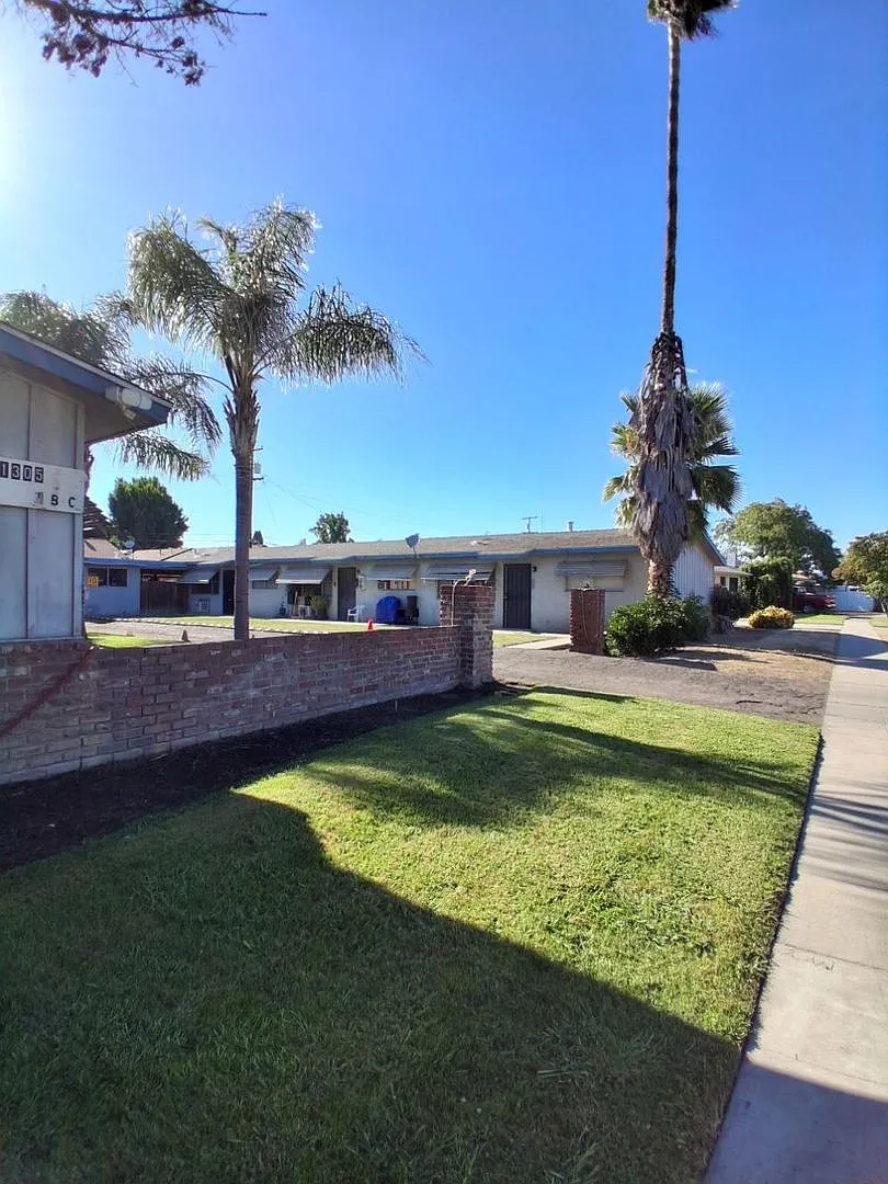 1315 N Garden — Photo 1
