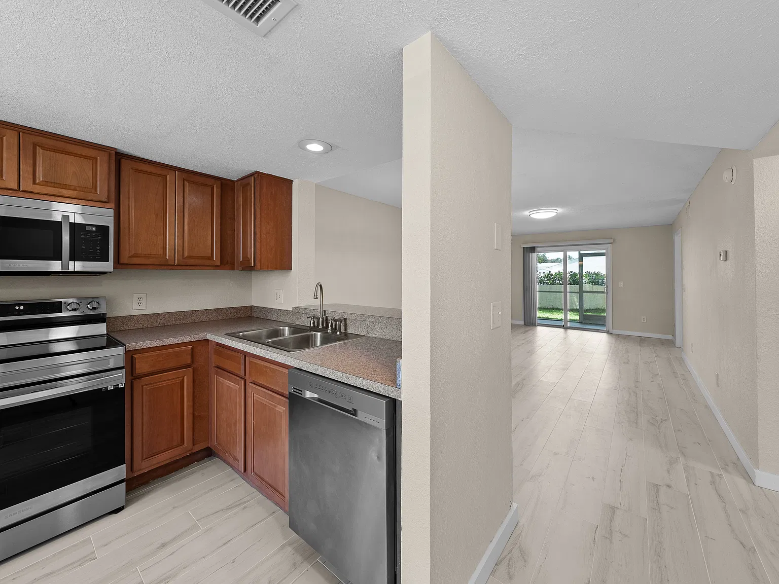 2 bed, 950 sqft, $1,925 — Photo 4