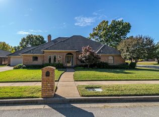 529 Highland Park Dr, Hurst, TX 76054