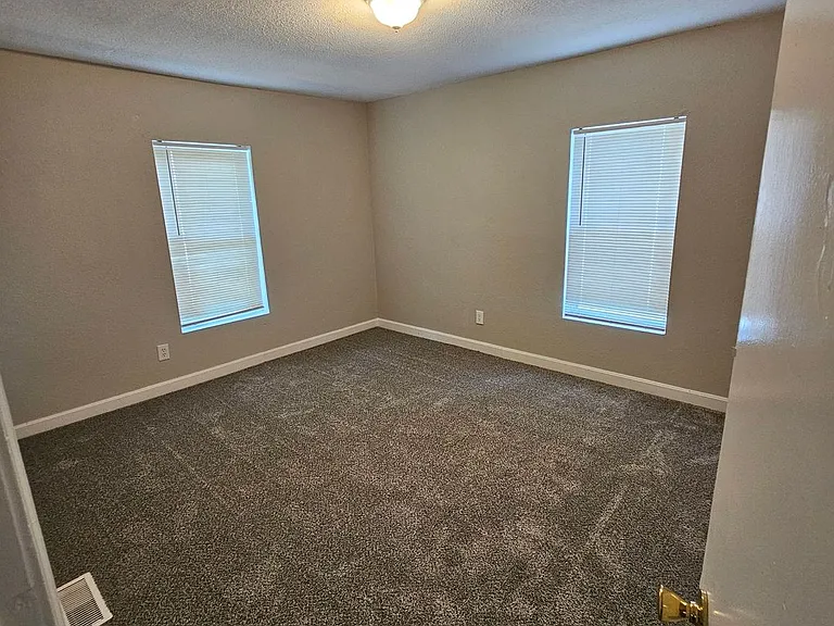 609 N Hocker Ave — Photo 7