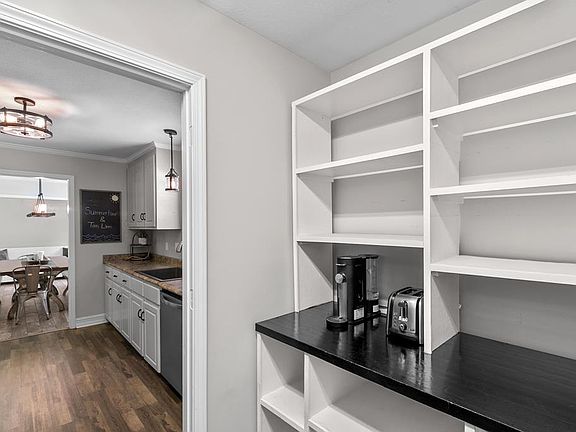 4th image of 206 Academy Dr