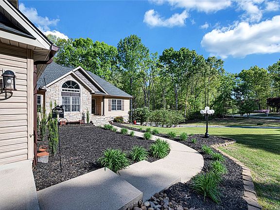 3rd image of 223 Brooks Dr